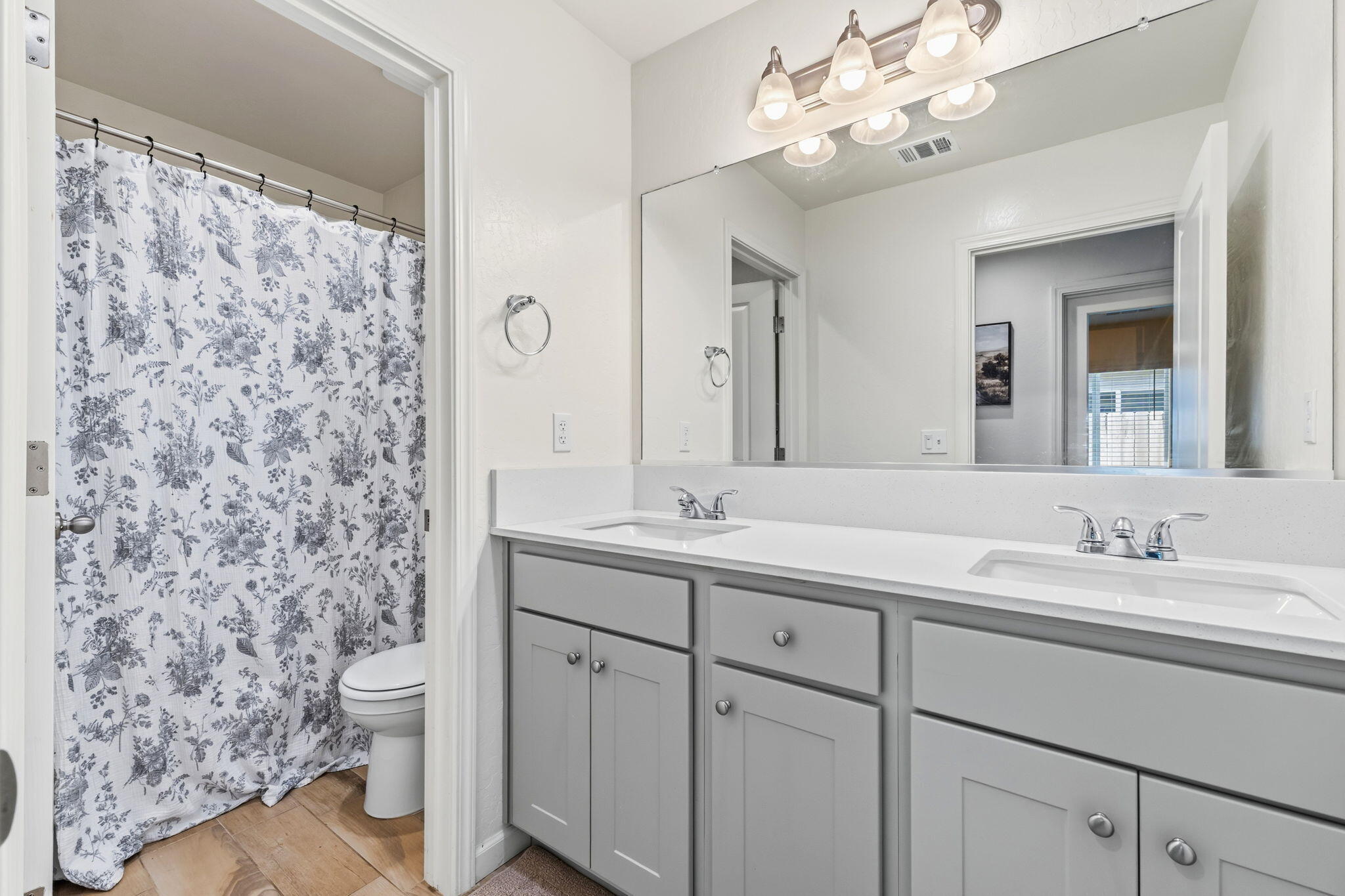 2131 W Ambassador Way, Hanford, CA 93230