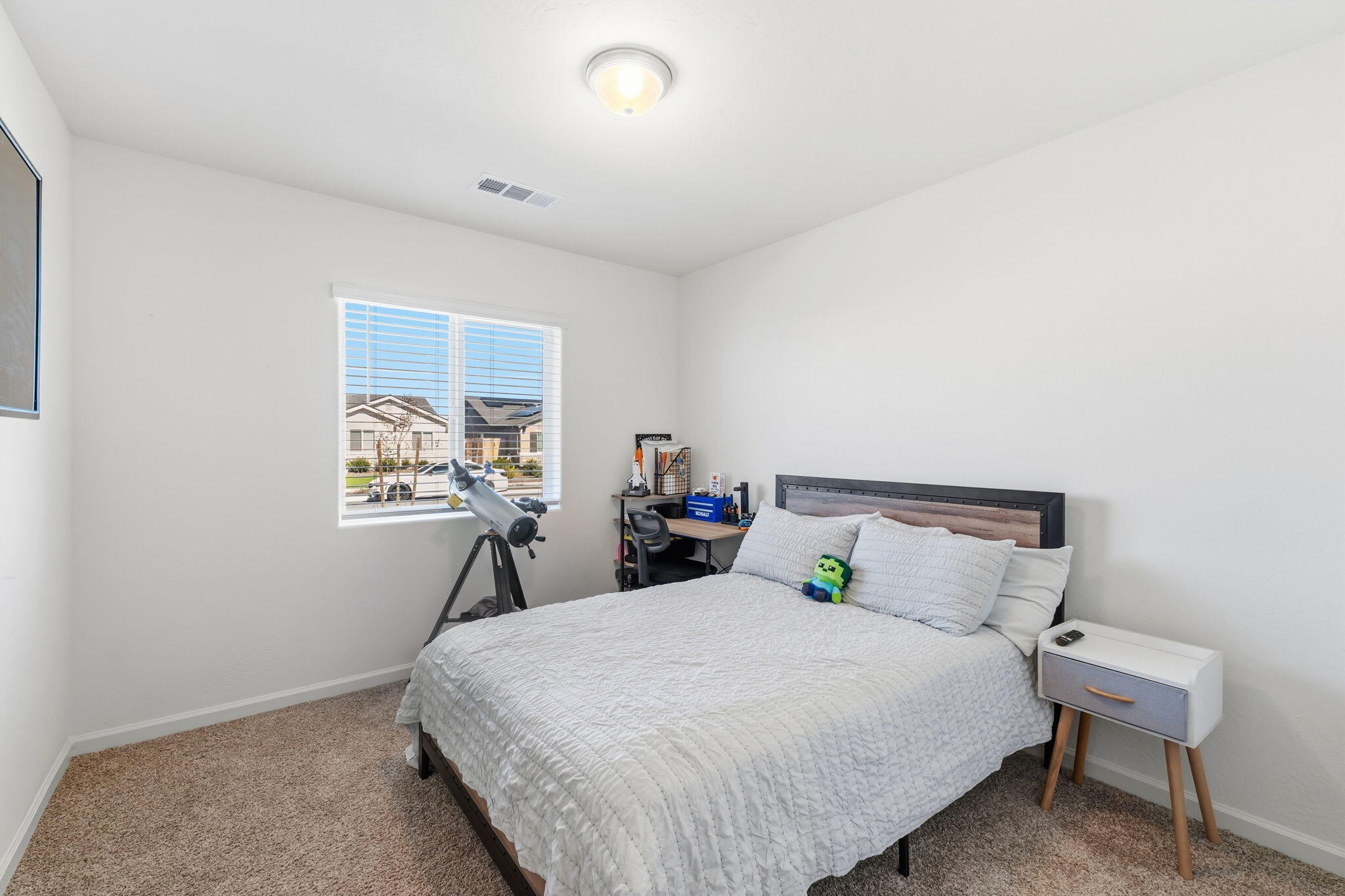 2131 W Ambassador Way, Hanford, CA 93230