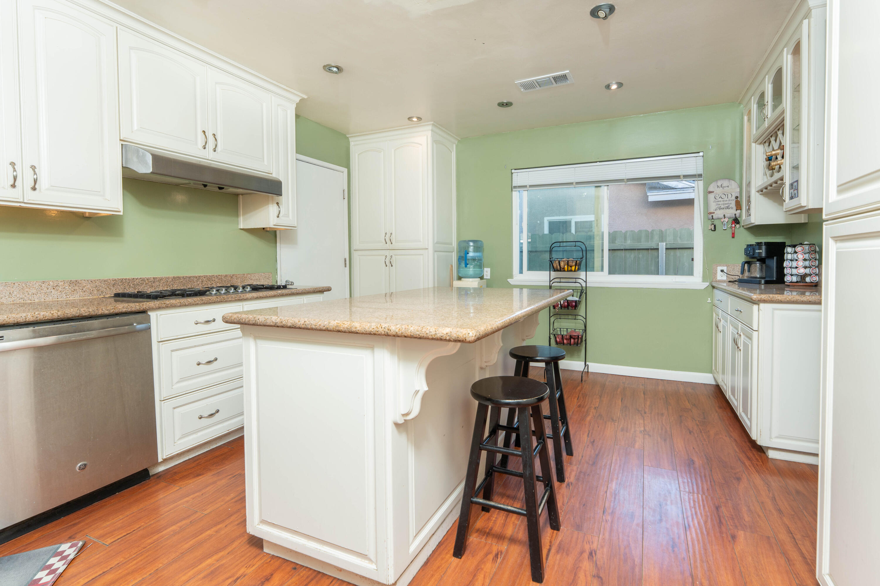 1574 Bluejay Cir, Hanford, CA 93230