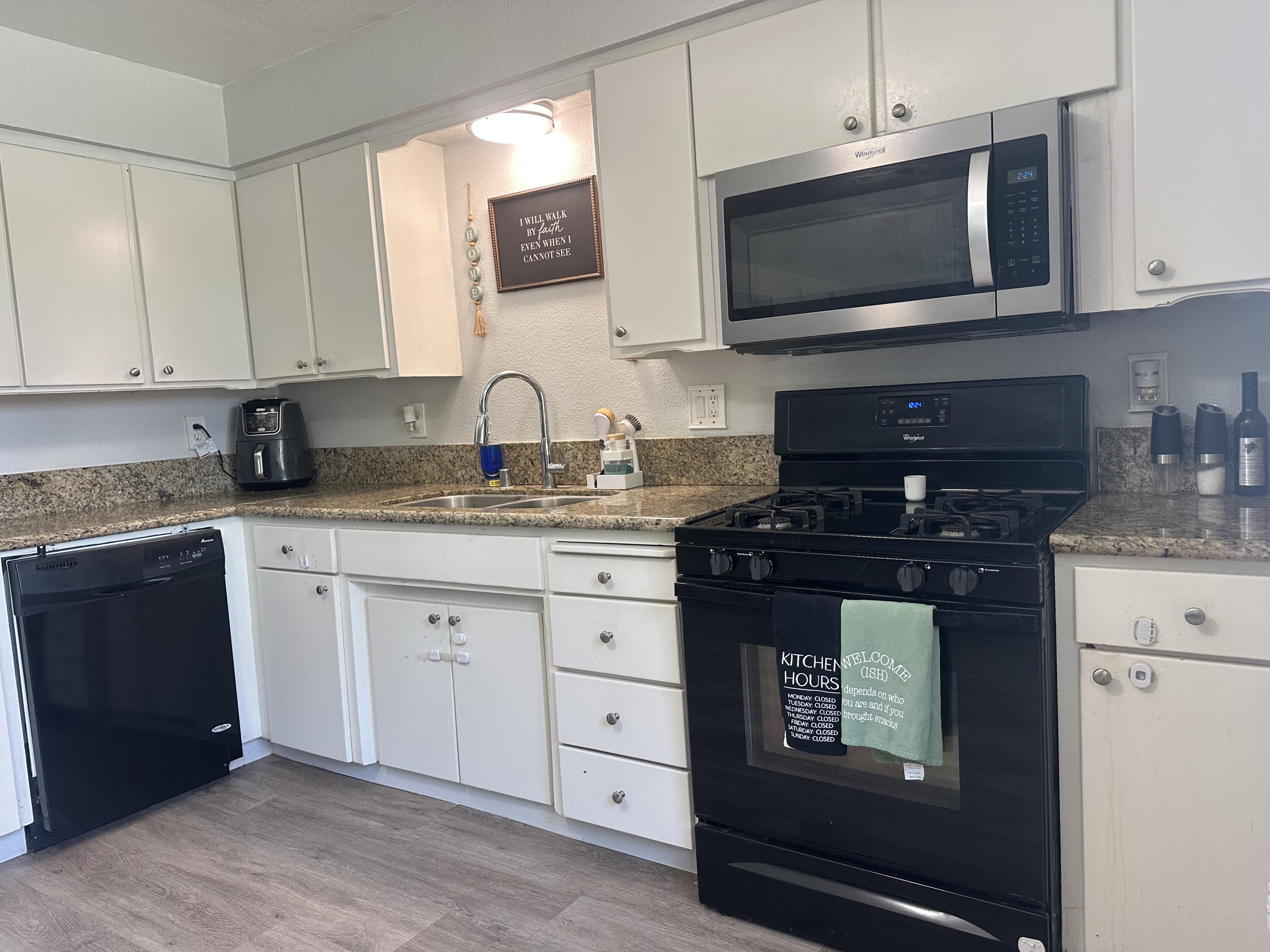 1074 Raymond Rd, Hanford, CA 93230