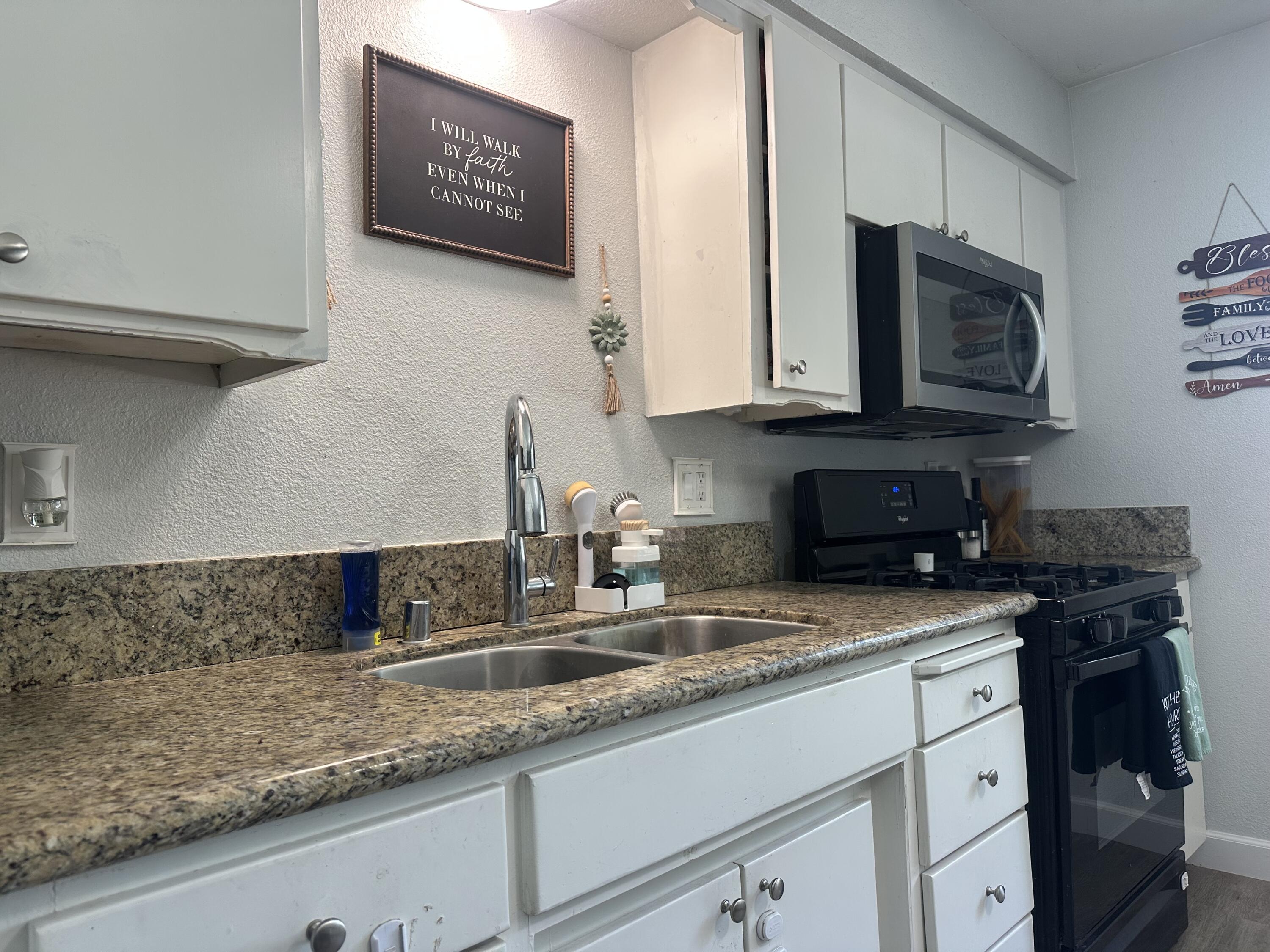 1074 Raymond Rd, Hanford, CA 93230