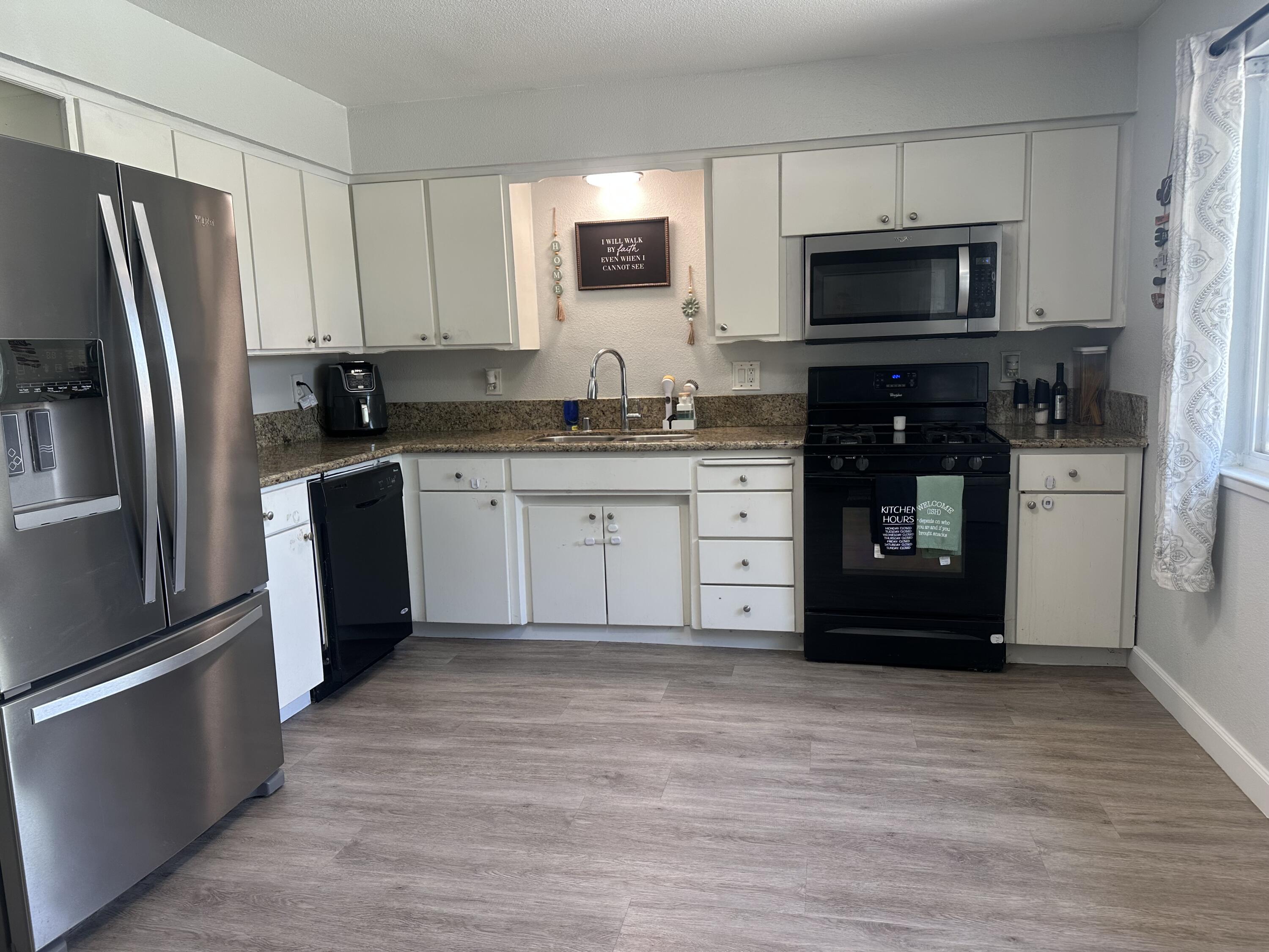 1074 Raymond Rd, Hanford, CA 93230