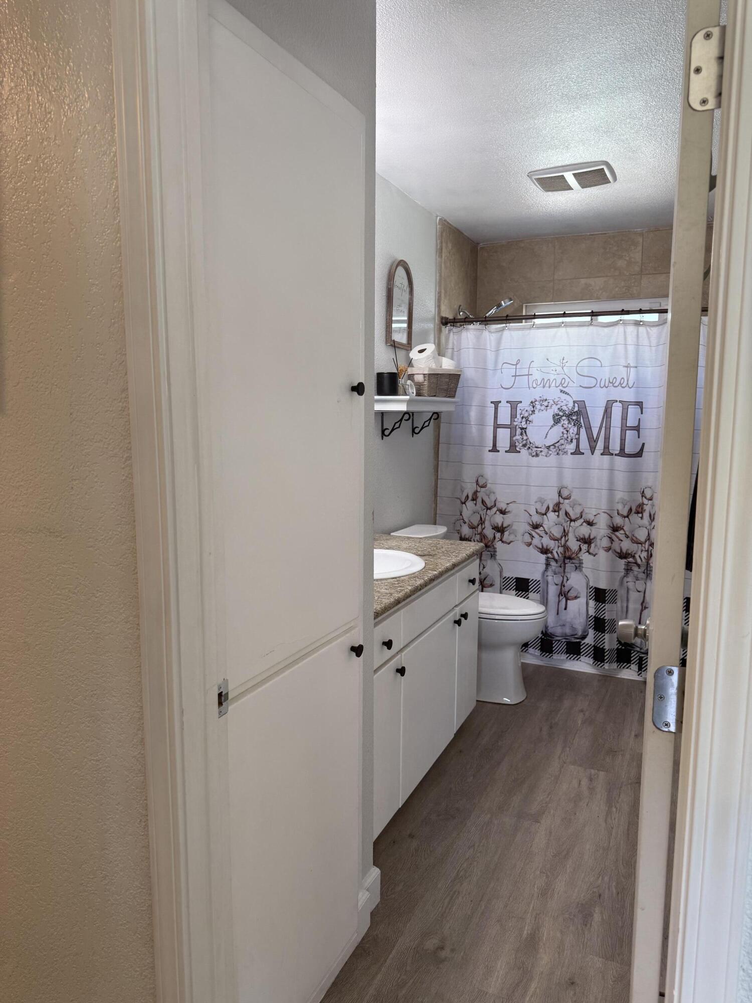 1074 Raymond Rd, Hanford, CA 93230