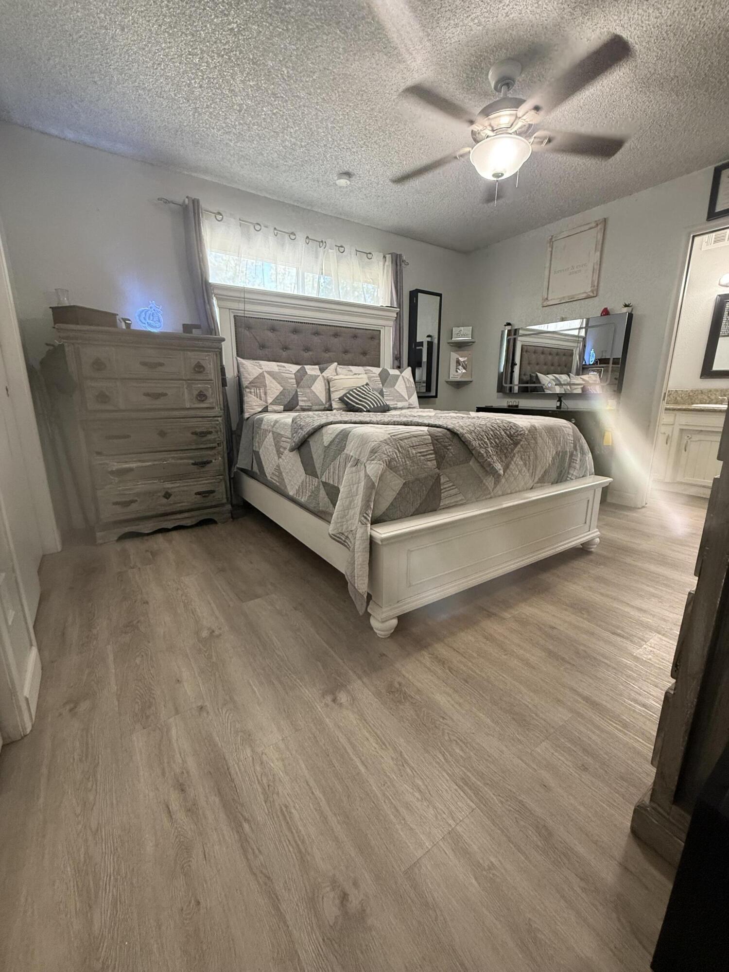 1074 Raymond Rd, Hanford, CA 93230