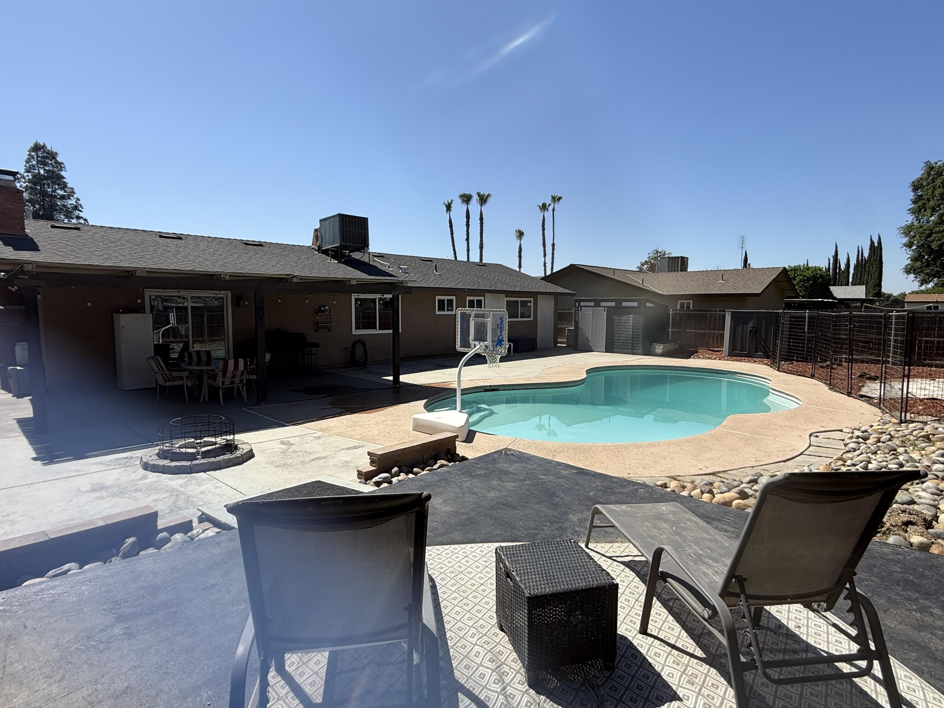 1074 Raymond Rd, Hanford, CA 93230