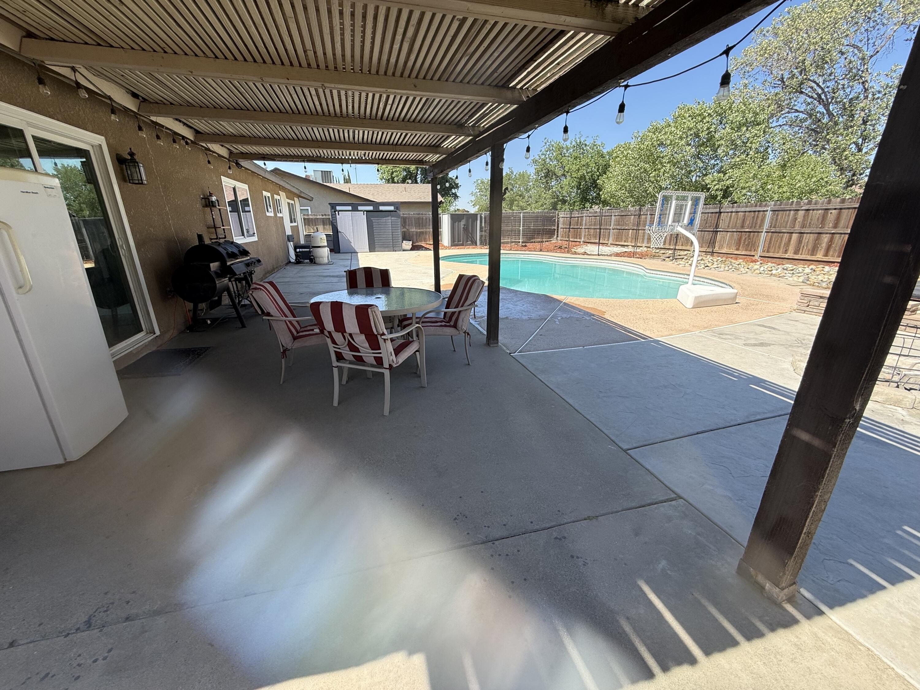 1074 Raymond Rd, Hanford, CA 93230