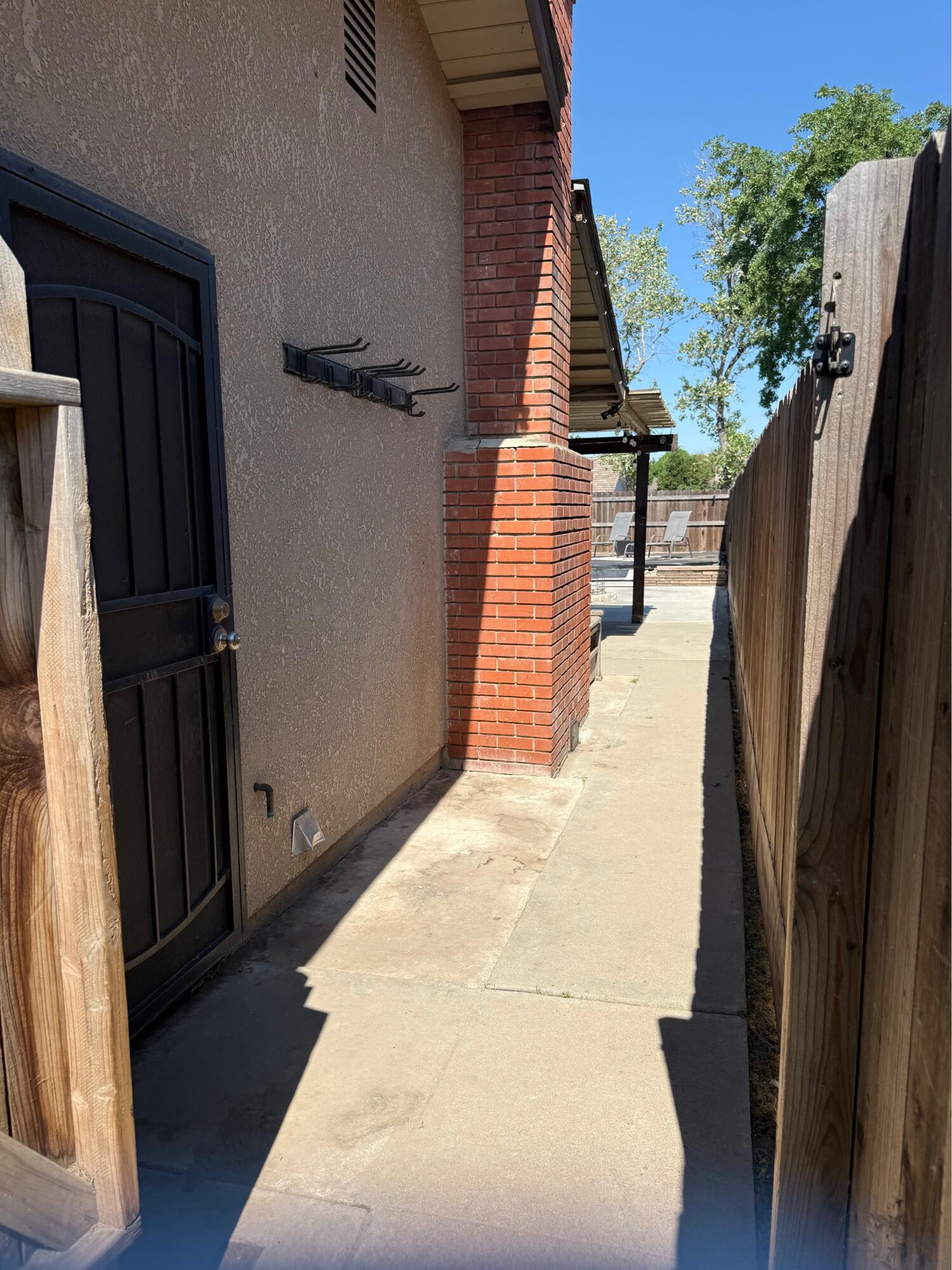 1074 Raymond Rd, Hanford, CA 93230