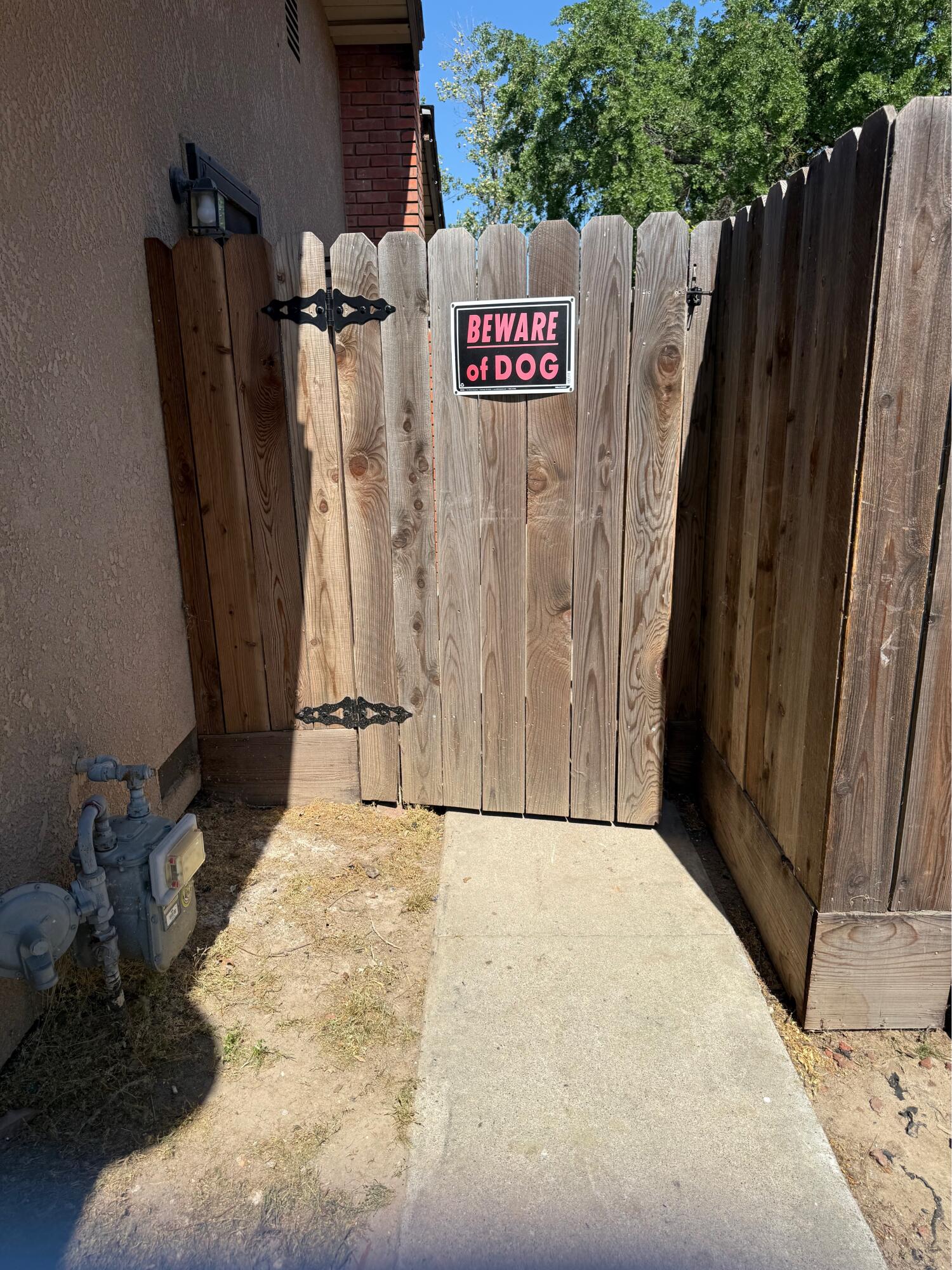 1074 Raymond Rd, Hanford, CA 93230